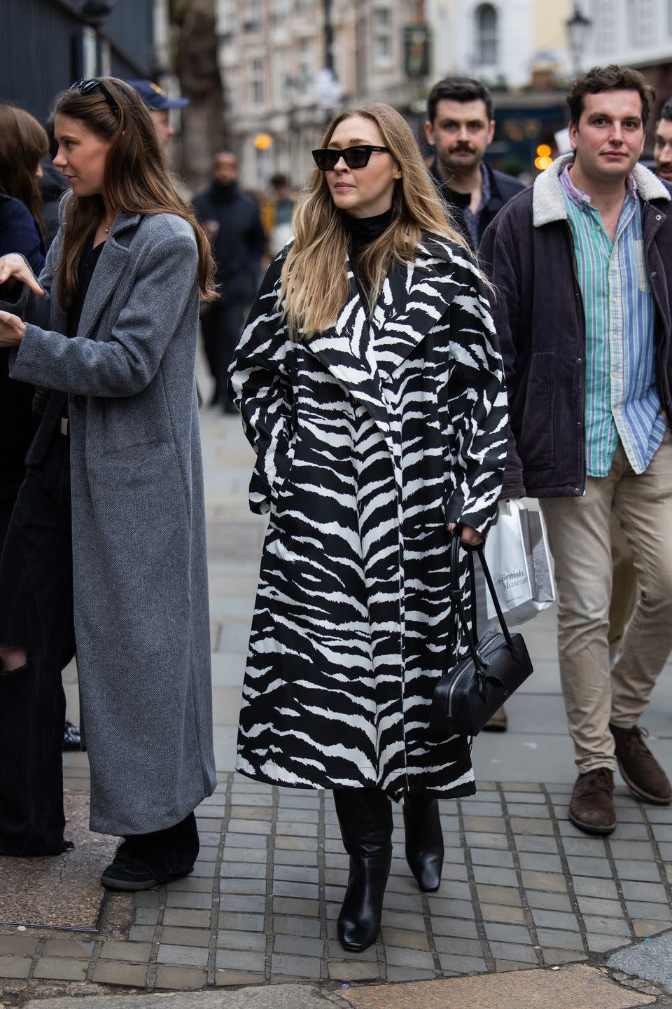 a woman with the alaia le teckel bag