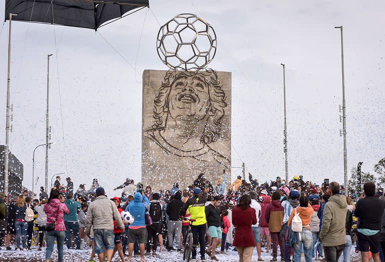 El monumento en honor a Diego Maradona que se inauguró en Santa Clara del Mar este sábado 30 de octubre, día en que el futbolista habría cumplido 61 años y a pocas semanas antes del primer aniversario de su muerte