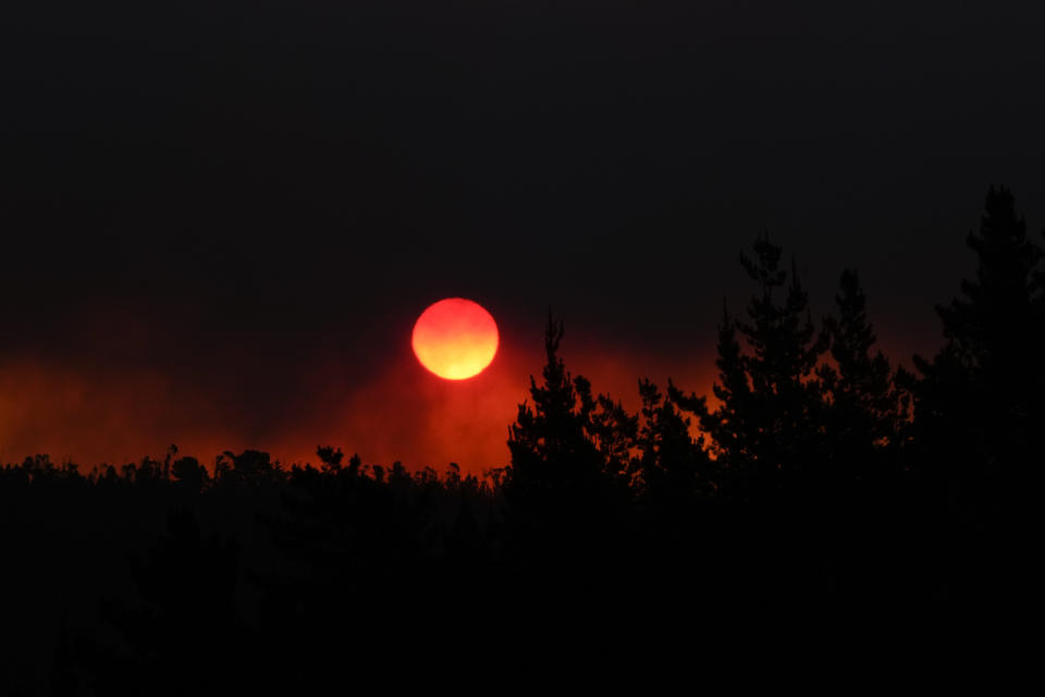 El sol se pone en un cielo cubierto por el humo procedente de los incendios forestales que rodean Viña del Mar, Chile, el 3 de febrero de 2024. (AP Foto/Esteban Félix)