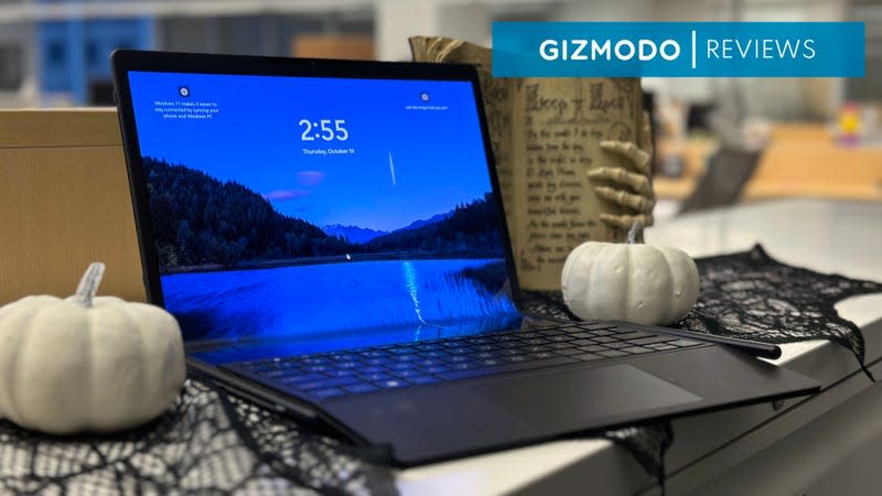 The HP Spectre Fold allows users to slide the keyboard back for a 1.5-screen experience, but I’ve found it’s mostly useless. - Photo: Kyle Barr / Gizmodo