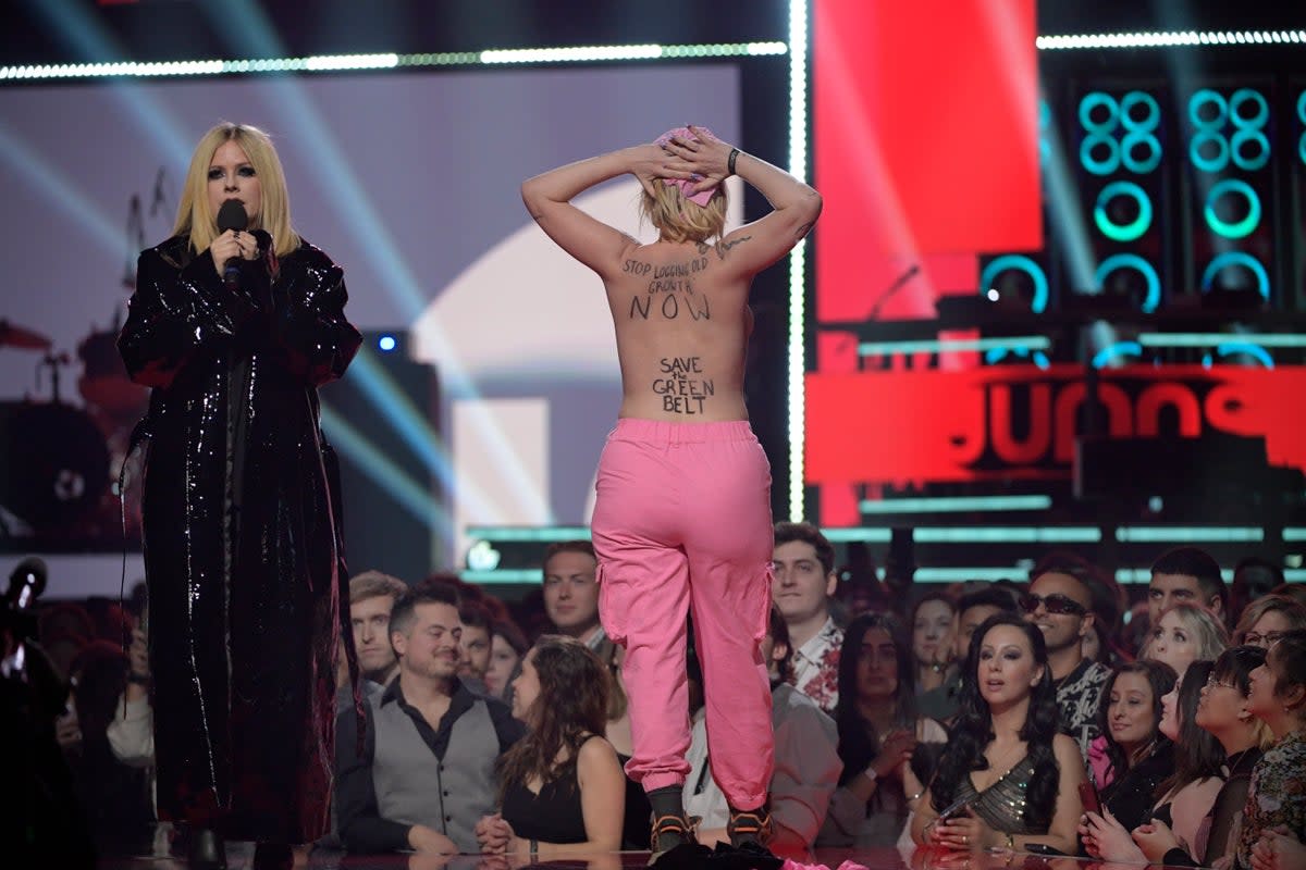 A protestor interrupts Avril Lavigne speaking onstage at the 2023 Juno Awards (Getty Images)