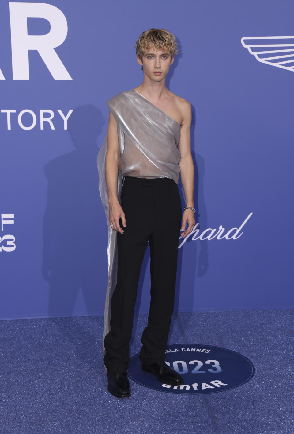 Troye Sivan poses for photographers upon arrival at the amfAR Cinema Against AIDS benefit at the Hotel du Cap-Eden-Roc, during the 76th Cannes international film festival, Cap d'Antibes, southern France, Thursday, May 25, 2023. (Photo by Vianney Le Caer/Invision/AP)