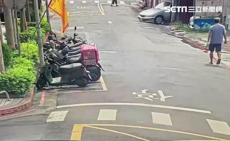 台北市康樂街發生轎車撞進民宅後起火燃燒的事故。（圖／翻攝畫面）