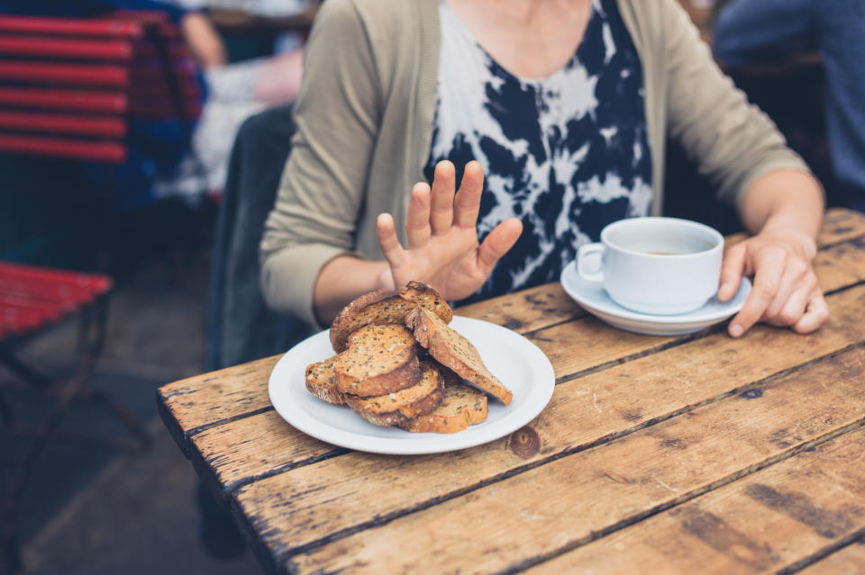 Una joven con una dieta sin gluten dice que no, gracias al brindis en un café 