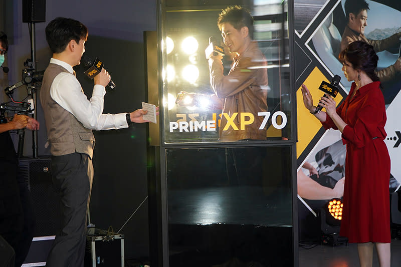 PRIME XP 多層貴金屬隔熱紙發表會中，林志穎實際以儀器體驗隔熱效果。