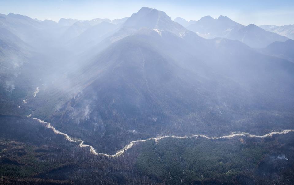 <p>Rauch steigt im Kootenay-Nationalpark im kanadischen Alberta über einem Stück Wald auf. Auch die Nachbarprovinz British Columbia wird von großen Waldbränden heimgesucht. (Bild: Jeff Mcintosh/The Canadian Press/AP/dpa) </p>
