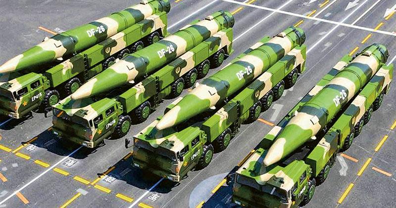 中共在8年前九三閱兵時就展示東風26型彈道飛彈，宣稱能精準打擊海陸重要目標，引來歐美媒體關注，推測射程達3千至4千公里。（翻攝中國軍網）