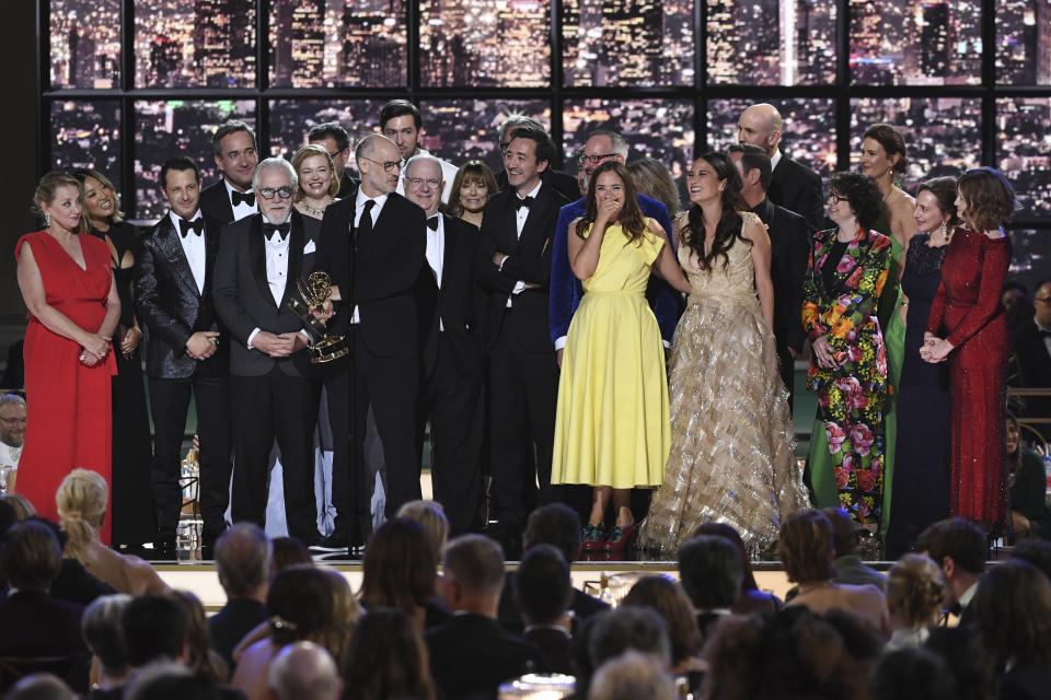 Jesse Armstrong, centro, y el elenco y equipo de producción de "Succession" reciben el Emmy a mejor serie de drama en la 74a entrega de los Premios Emmy el lunes 12 de septiembre de 2022 en el Teatro Microsoft en Los Angeles. (Photo by Phil McCarten/Invision for the Television Academy/AP Images) EMMY