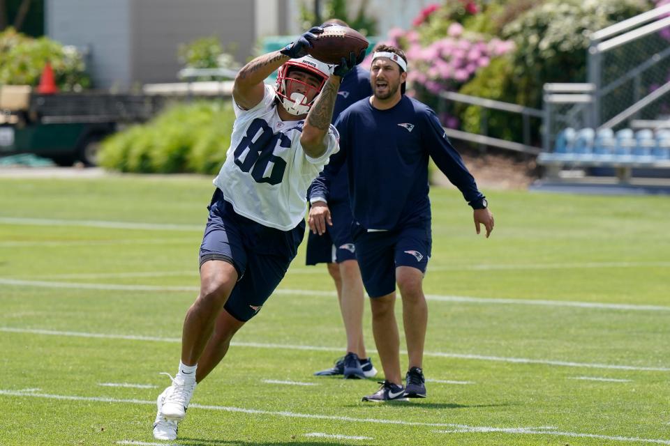 New England Patriots tight end Devin Asiasi (86) makes a catch during NFL football practice in Foxboro on May 27, 2021. (AP Photo/Steven Senne)