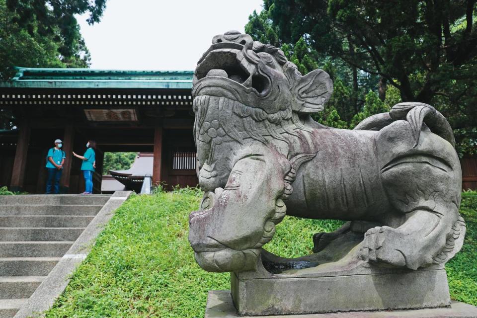 狛犬被視為守護神明「差使」，在日本神社及寺廟入口，左右兩側會各放置1隻。