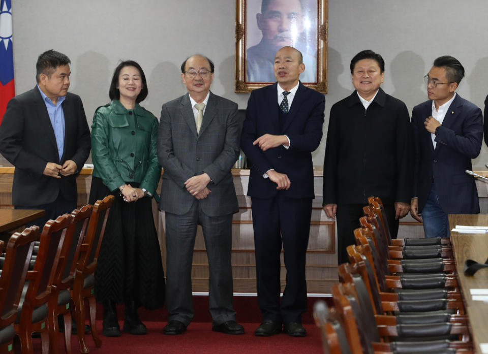 立法院長韓國瑜（右三）5日主持立法院黨團協商，邀集國民黨團、民進黨團及民眾黨團幹部們研商「第11屆第1會期開議日」相關事宜，會前，韓國瑜邀國民黨團總召傅崐萁（右二）、民進黨團總召柯建銘（左三）等人一起合影。（劉宗龍攝）