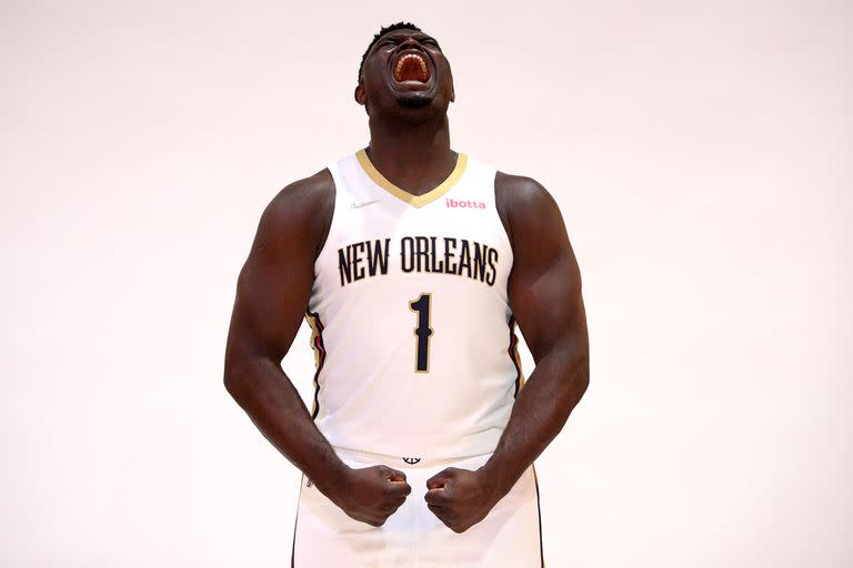 Zion Williamson de New Orleans Pelicans posa para las fotos durante el Media Day 