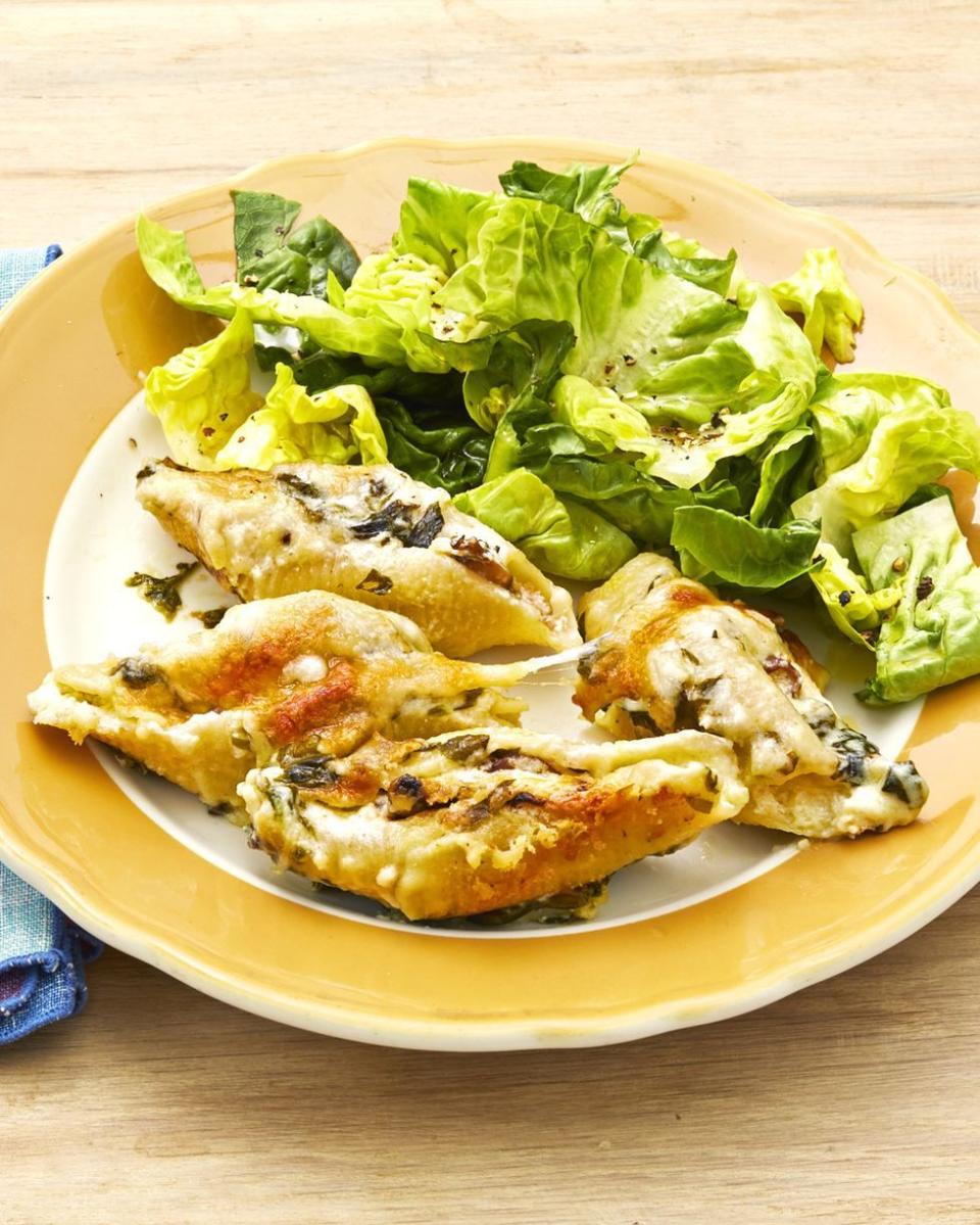 spinach and mushroom stuffed shells with side salad