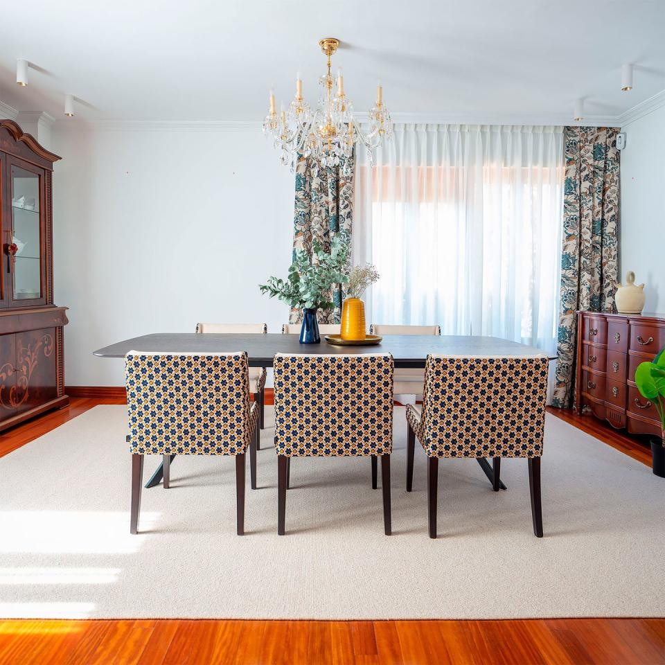 comedor clásico con sillas tapizadas y mesa de madera