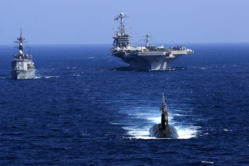 美軍核動力攻擊潛艦海狼號（SSN-21）與日本自衛隊大波號（DD-111）護衛艦、美軍史坦尼茲航空母艦（CVN-74）在2009年2月的太平洋演習中同框。（美國海軍官網）