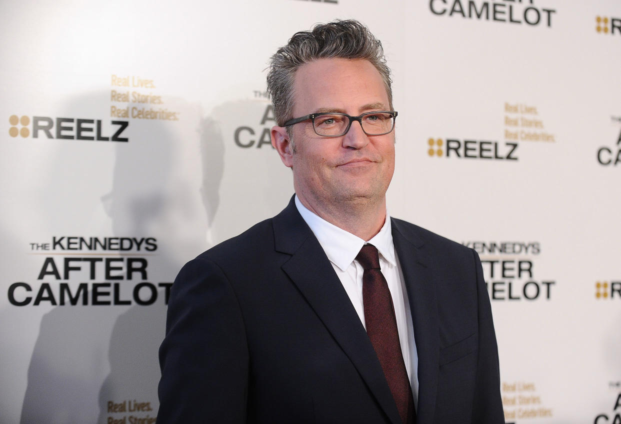 BEVERLY HILLS, CA - 15 DE MARZO: El actor Matthew Perry asiste al estreno de 