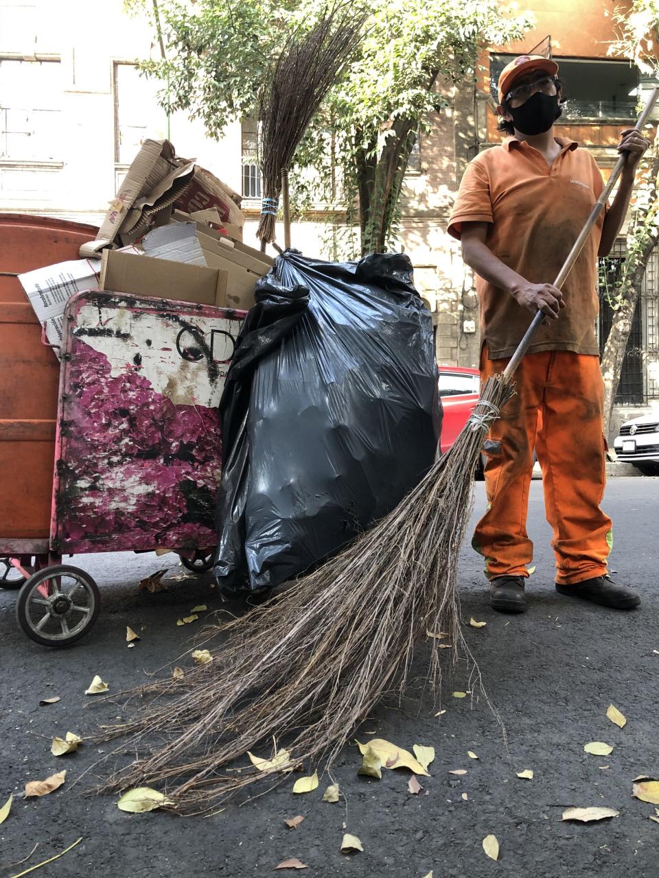 Víctor González, barrendero de San Rafael, la colonia más antigua de la Ciudad de México. Foto: Claudia Altamirano.