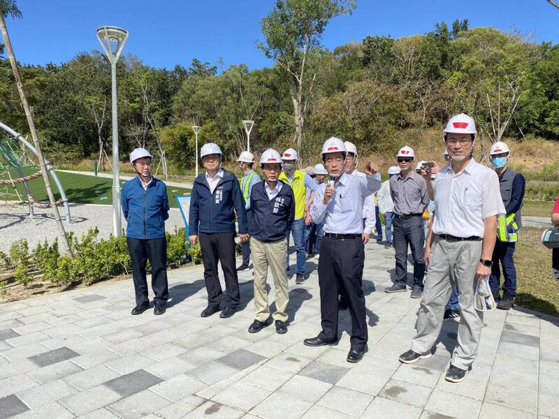 高市81期重劃區3月底前完工 高雄市政府推動大寮區第81期重劃區工程，預計3月 底前完工啟用，副市長林欽榮（前中）等人20日前往 視察。 （林欽榮提供） 中央社記者蔡孟妤傳真  113年2月20日 