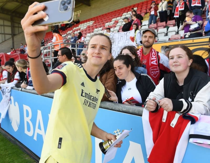 外國不少球隊亦會在完場後與球迷交流。（Instagram @arsenalwfc）