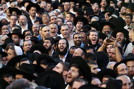 Ultra-Orthodox Jewish men mourn during the funeral of Rabbi Ovadia Yosef, the spiritual leader of the ultra-religious Shas political party, in Jerusalem October 7, 2013. REUTERS/Baz Ratner