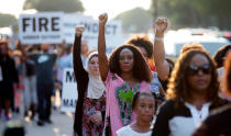 <p>Während im AT&T Stadium in Arlington, Texas, ein Footballspiel stattfindet, protestierten vor den Toren einige Dutzend Menschen gegen Polizeigewalt. In Nordtexas wurden im September bereits zwei Afroamerikaner unrechtmäßig von Polizisten erschossen. (Bild: AP Photo/Brandon Wade) </p>