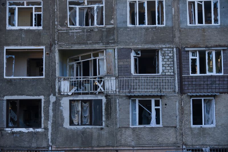 FOTO DE ARCHIVO: Edificio de apartamentos supuestamente dañado por los bombardeos durante un conflicto militar en la región separatista de Nagorno-Karabaj, en Stepanakert