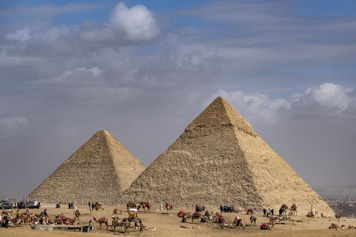 Devant les pyramides de Gizeh, en Égypte, le 6 février 2023.