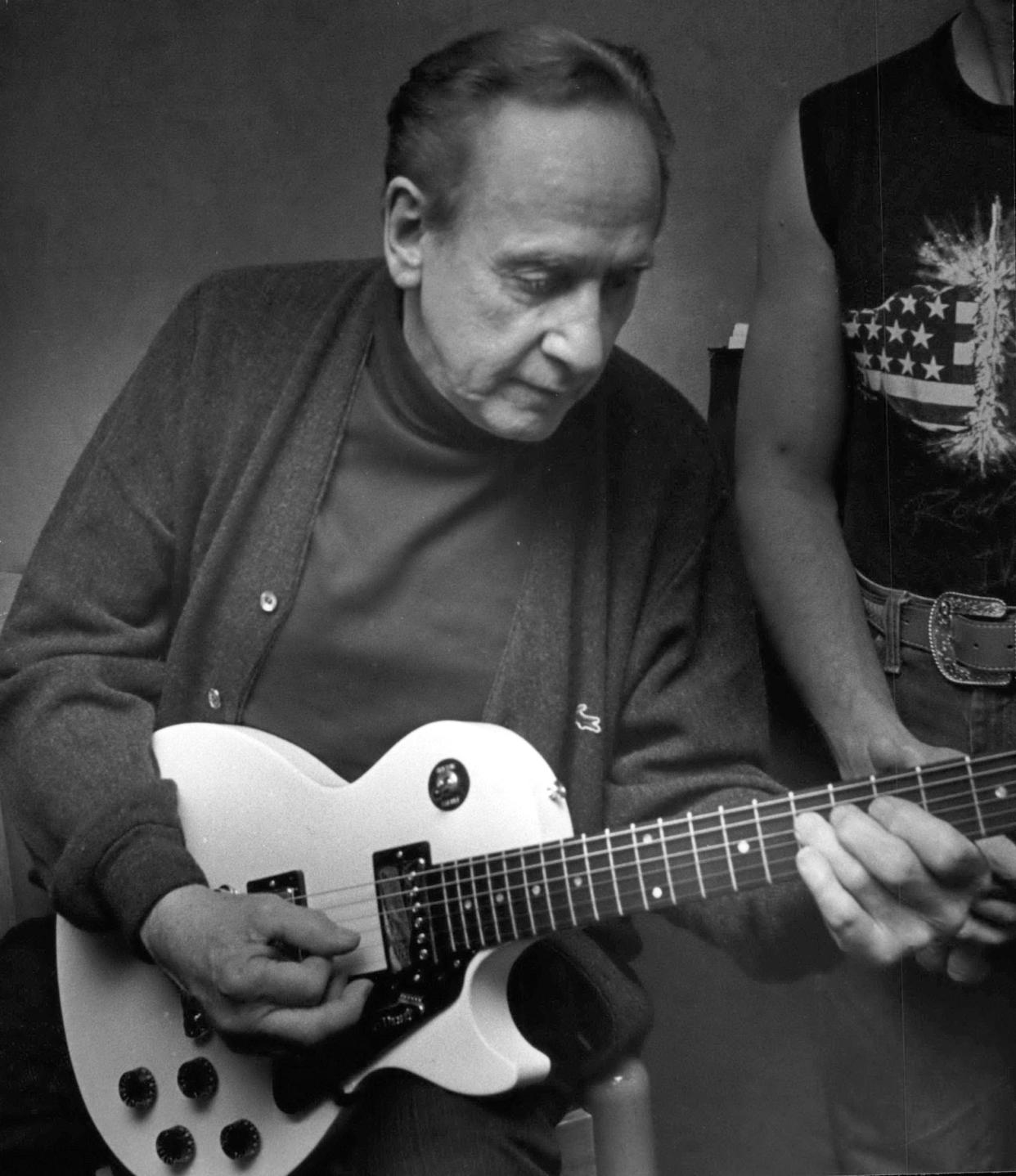 Les Paul talks guitars at a workshop at the Hyatt Regency Milwaukee in 1988.