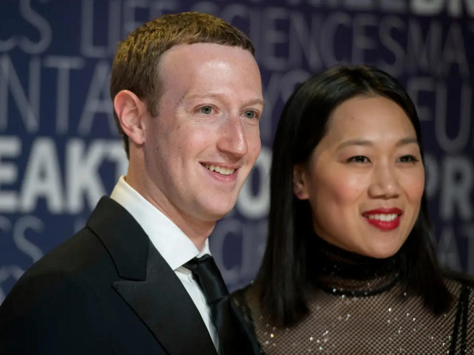 Mark Zuckerberg mit seiner Ehefrau Priscilla Chan. - Copyright: Peter Barreras/Invision/AP