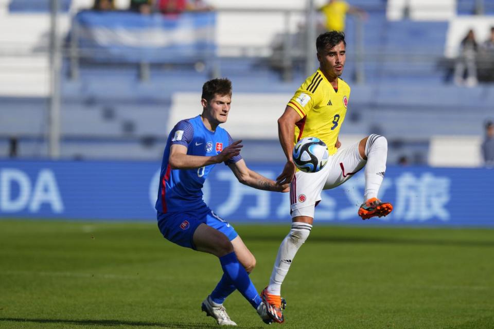Tomás Ángel, derecha, intenta controlar un pase de un compañero de Colombia durante un partido de la Copa Mundial Sub-20 de la FIFA contra Eslovaquia.