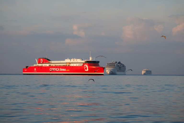 Des navires de croisière empêchés d'accoster au port de Marseille par des bateaux de militants des collectifs Stop Croisières et Extinction Rebellion, le 21 septembre 2024 (CLEMENT MAHOUDEAU)