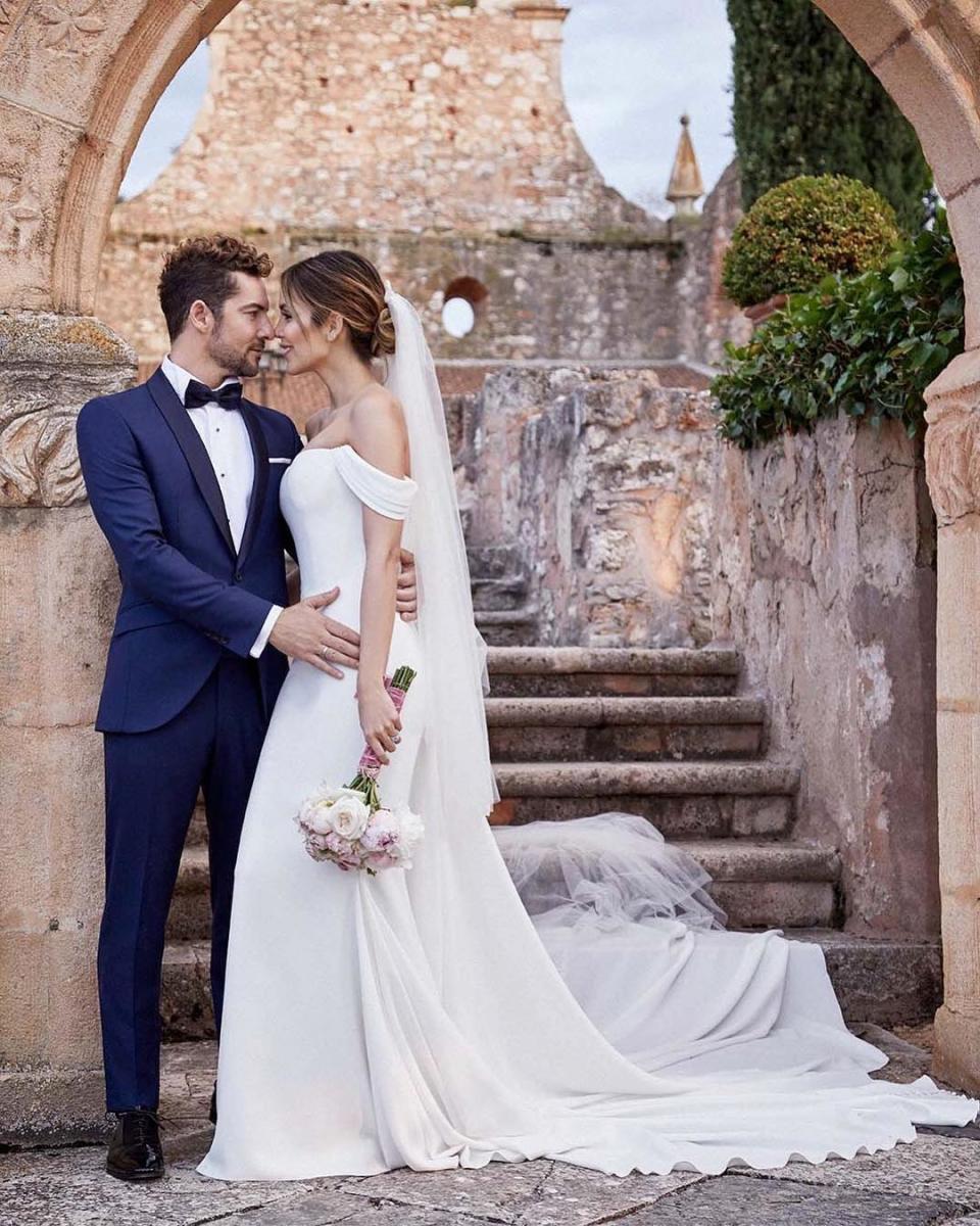 <p>Así que la boda, celebrada en las ruinas de un monasterio franciscano situado en Los Claustros de Ayllón (Segovia) y ante poco más de 30 invitados, ha llegado por sorpresa, pero no por ello ha sido menos especial. Solo hay que ver esta imagen que ha compartido en su Instagram Rosanna Zanetti. (Foto: Instagram / <a rel="nofollow noopener" href="http://www.instagram.com/rosannazanetti/" target="_blank" data-ylk="slk:@rosannazanetti;elm:context_link;itc:0;sec:content-canvas" class="link ">@rosannazanetti</a>). </p>