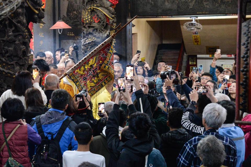 苗栗縣通霄鎮白沙屯拱天宮媽祖進香活動在昨（14）日晚間截止報名，報名人數高達17萬9971人，創下歷史新高。白沙屯拱天宮媽祖今年將徒步前往雲林朝天宮進香，並預計於18日凌晨出發，廟方也在昨日晚間舉行「放頭旗」儀式，宣告今年的白沙屯拱天宮媽祖進香活動正式開始。