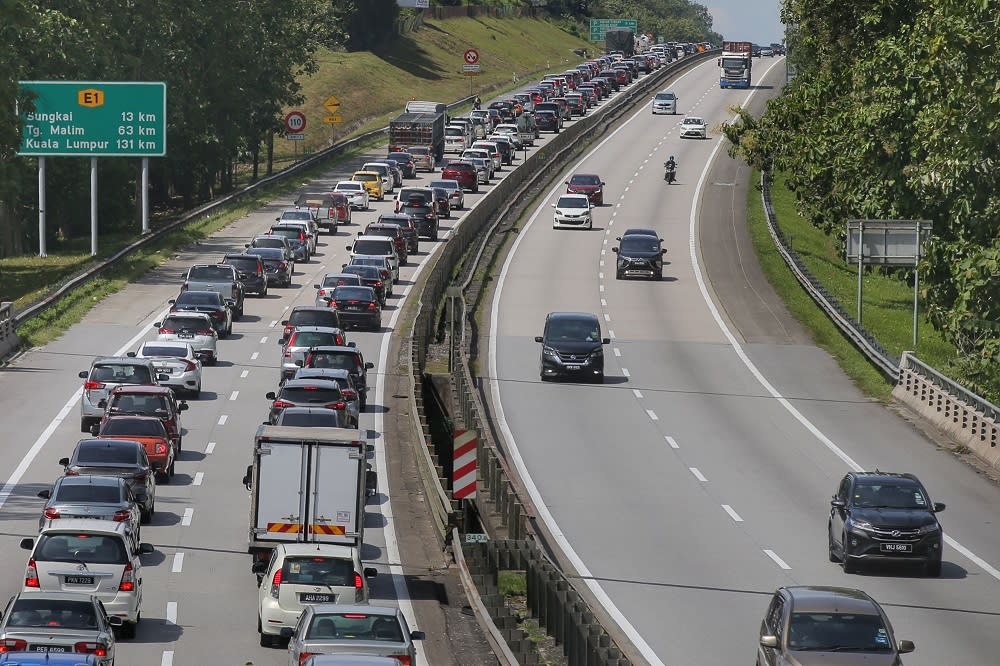 Heavy traffic is seen at KM340.8 Bidor heading to Klang Valley after the long Aidilfitri holidays, May 6, 2022. ― Picture by Ahmad Zamzahuri