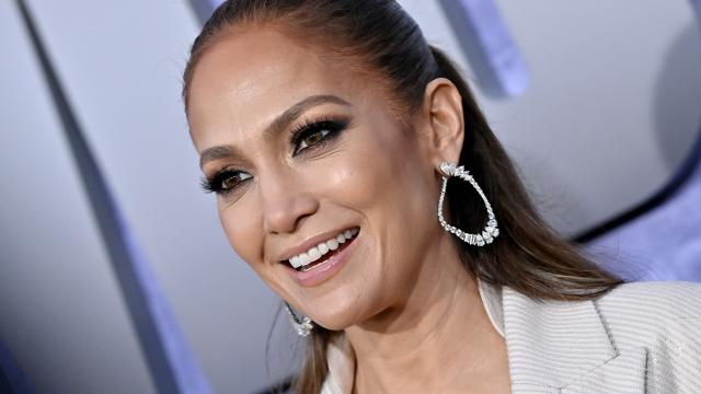 Jennifer Lopez Went Makeup-Free on Christmas With Her Family – StyleCaster