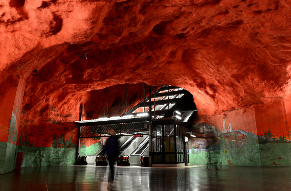 <p>En Solna Centrum parece que nos introducimos en un bosque al amanecer con los colores rojizos y verdes. (Foto: Jonathan Nackstrand / AFP / Getty Images).</p> 