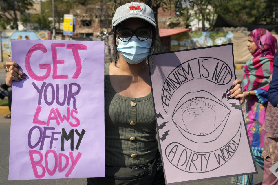 En esta imagen de archivo, una activista del grupo "Frente Democrático de Mujeres" participa en una protesta por el Día Internacional de la Mujer, en Lahore, Pakistán, el 8 de marzo de 2023. Mujeres de todo el mundo exigirán igualdad salarial, derechos reproductivos, educación, justicia y otras necesidades esenciales durante las manifestaciones para conmemorar el Día Internacional de la Mujer el 8 de marzo. (AP Foto/K.M. Chaudary, archivo)