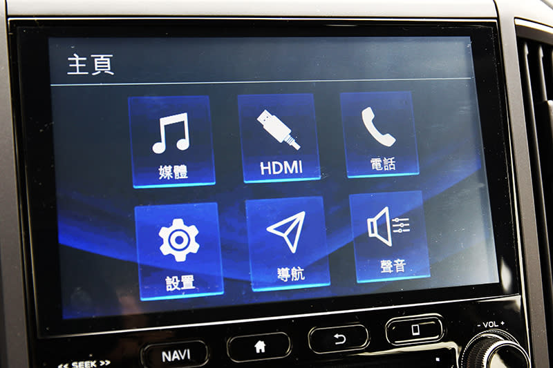 可完整支援Apple CarPlay®的8吋觸控智慧影音系統，輕鬆連動整個世界。