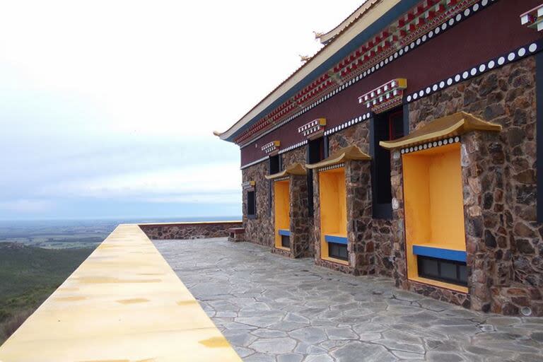 Se trata de un santuario, compuesto por un templo y casas de retiro de estilo tibetano y butanés oriental