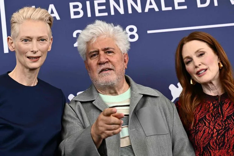 Las actrices Julianne Moore y Tilda Swinton posan con el director español Pedro Almodovar en la sesión de fotos previa a la conferencia de prensa de El cuarto de al lado. El nuevo film del célebre cineasta -y el primero que realiza íntegramente hablado en inglés- es uno de los estrenos más esperados de la competencia