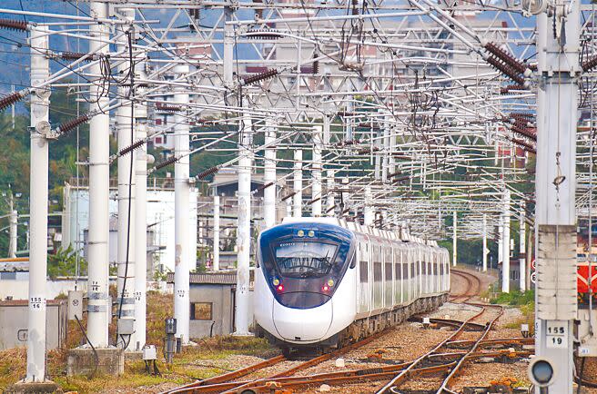 台鐵15日宣布，將逐步把東部幹線的普悠瑪、太魯閣號列車換成運能較大的EMU3000型（見圖）。（本報資料照片）