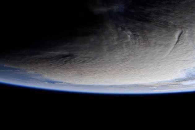 <p>Les nuages de cendres du volcan Hunga Tonga photographiés depuis la Station spatiale internationale (ISS).</p>