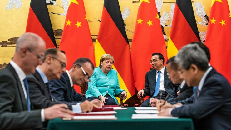 Die Bundeskanzlerin beobachtet neben Li Keqiang, Ministerpräsident von China, die Unterzeichnung von Wirtschaftsabkommen in der Großen Halle des Volkes. Merkel hält sich zu einem zweitägigen Besuch in der Volksrepublik China auf. Foto: dpa