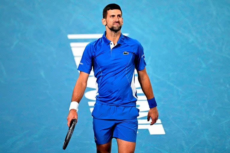 El serbio Novak Djokovic reacciona ante un punto contra el australiano Alexei Popyrin durante su partido individual masculino en el cuarto día del torneo de tenis del Abierto de Australia en Melbourne el 17 de enero de 2024. 