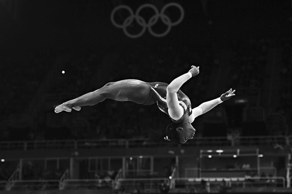 La Texane, quadruple championne olympique, a annoncé la couleur : les JO de Tokyo seront sa dernière grande compétition internationale. A 23 ans, celle qui est déjà la gymnaste américaine la plus titrée de l’histoire va donc s’offrir un dernier tour de piste au Pays du Soleil Levant. L’occasion pour nous de la voir effectuer, une dernière fois, un double salto arrière groupé avec triple vrille (une figure qu’elle est la seule femme à maîtriser). Souhaitons-lui de réussir sa dernière pirouette.