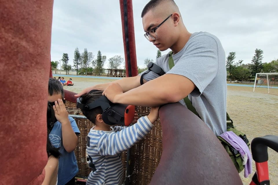 富山實小學童戴上一體式VR眼鏡，在360度高空虛擬實境中，盡攬臺東縱谷美景。