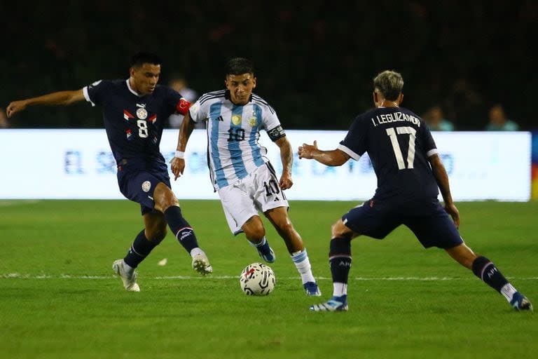 Thiago Almada intenta meterse entre Diego Gómez e Iván Leguizamon; el campeón del mundo tuvo una noche con altibajos en el ataque