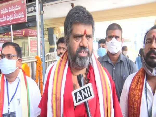 Andhra Pradesh Tourism Minister Muttamsetti Srinivasa Rao in Kanaka Durga temple (Photo/ANI)