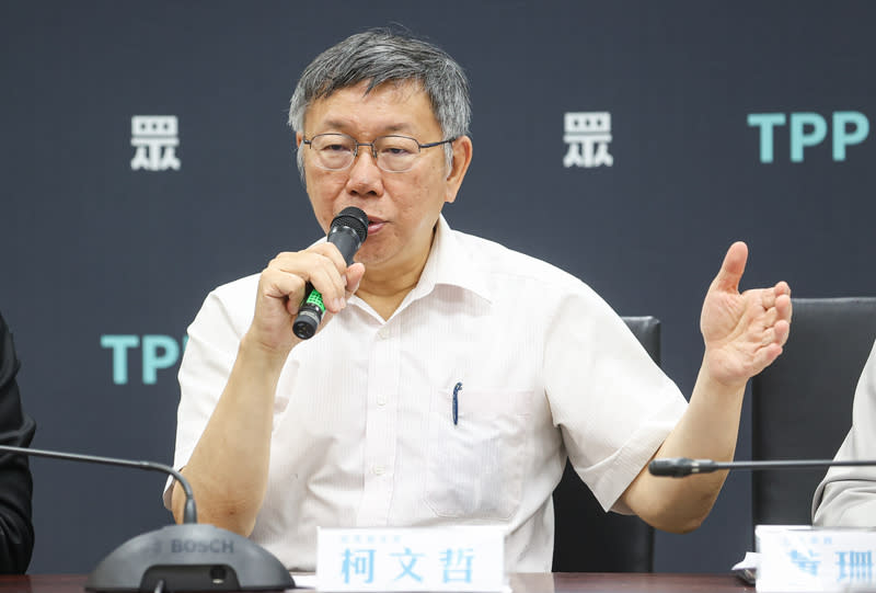 柯文哲出席民眾黨團會議並受訪 台灣民眾黨主席柯文哲（圖）25日出席民眾黨團會 議，會後受訪表示，總統賴清德背信棄義、毀憲亂 政；選前說要到立法院國情報告，當選後就翻臉不認 人，賴總統是沒信用的人、會說謊。 中央社記者鄭清元攝  113年6月25日 