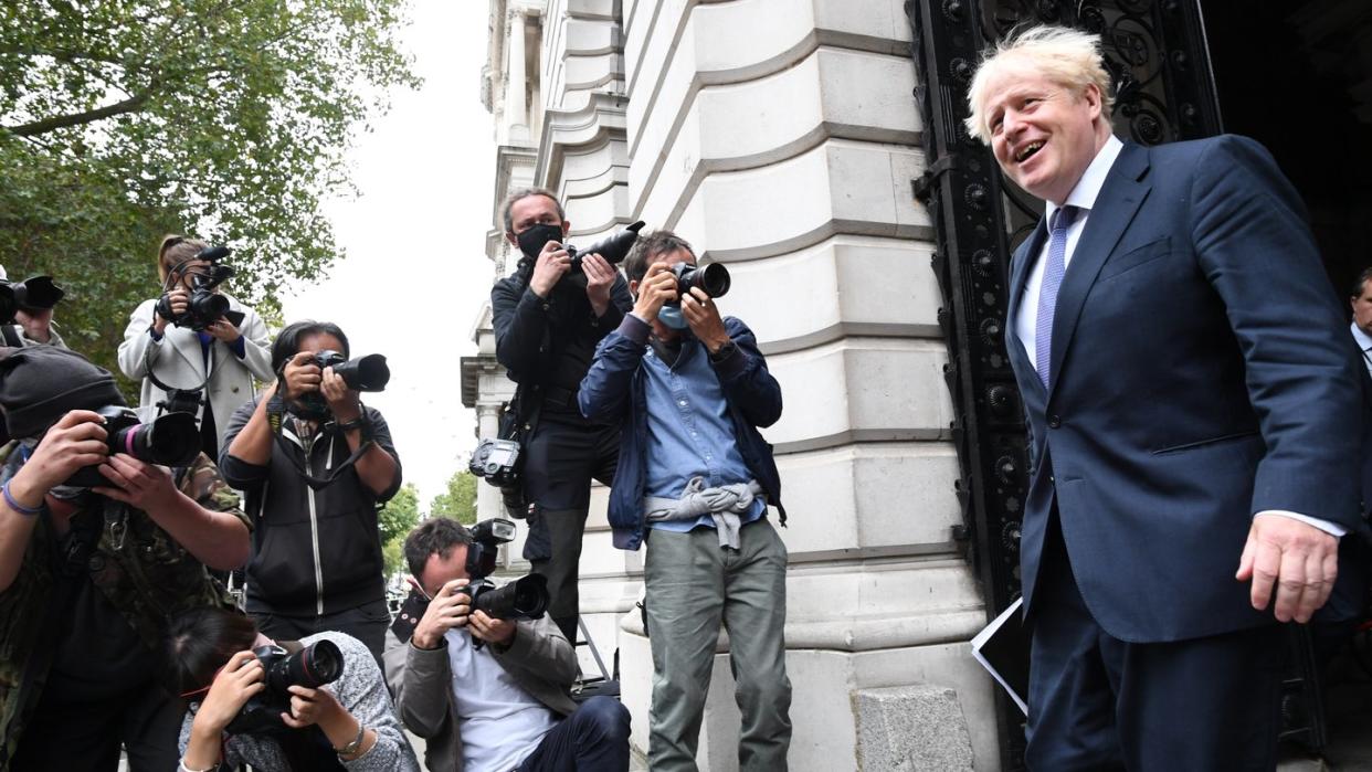 Premier Boris Johnson kehrt nach einer Kabinettssitzung im Foreign and Commonwealth Office (FCO) in die Downing Street 10 in London zurück.